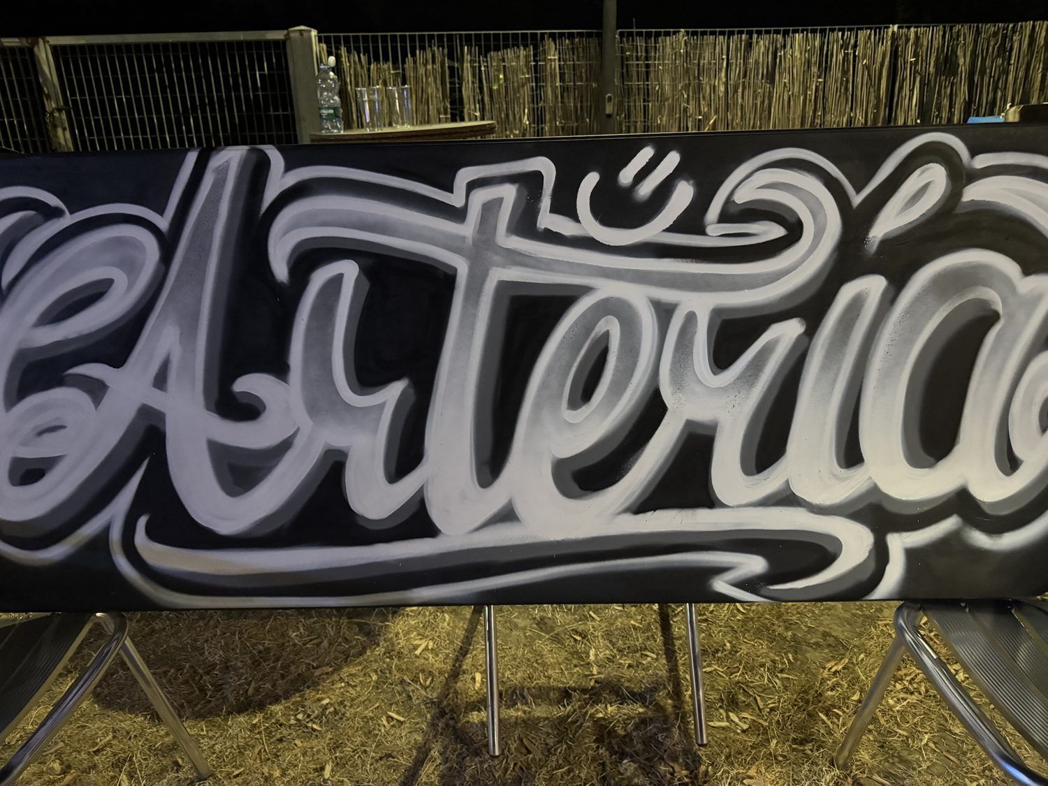 Artería table in calligraphic style